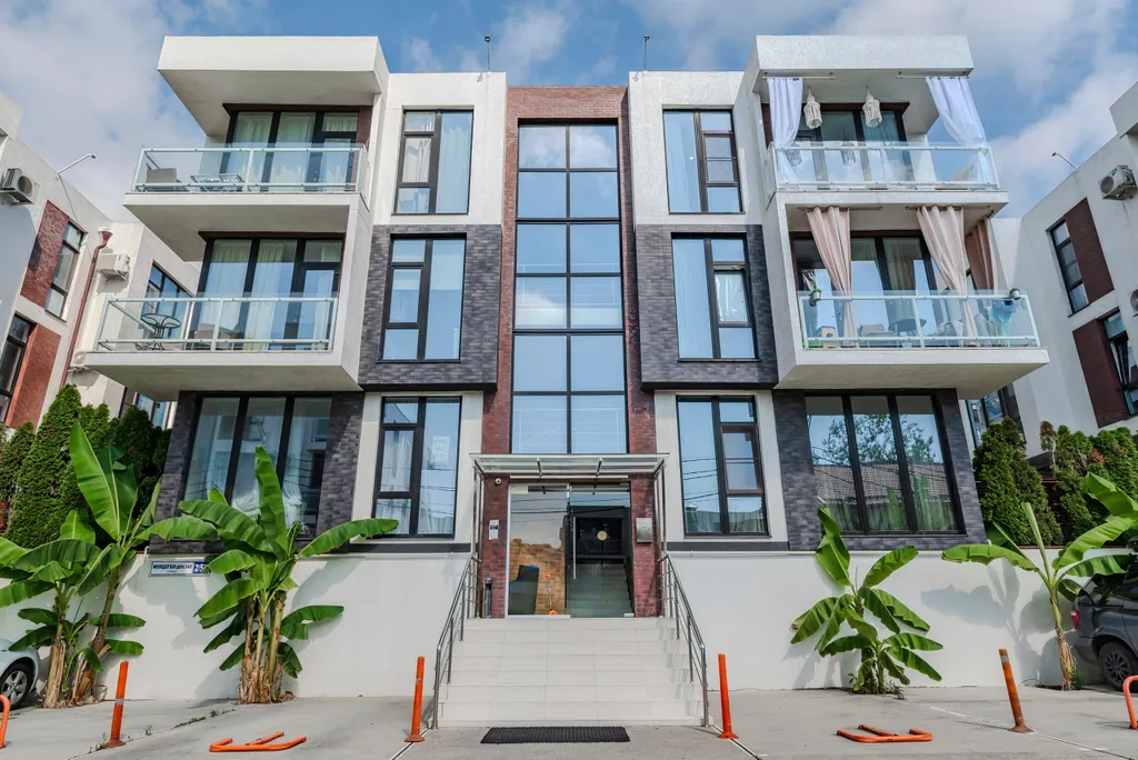 Студия с балконом и подогреваемым бассейном на территории ЖК в центре