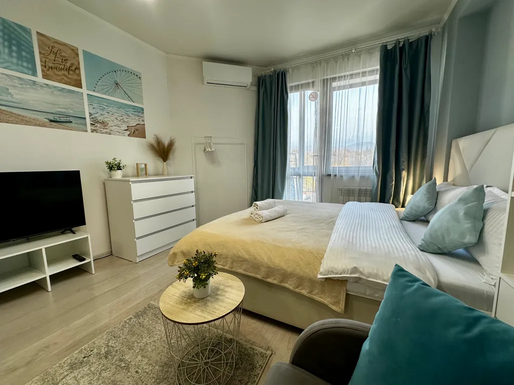 Студия с видом на горы у входа в Центральный парк