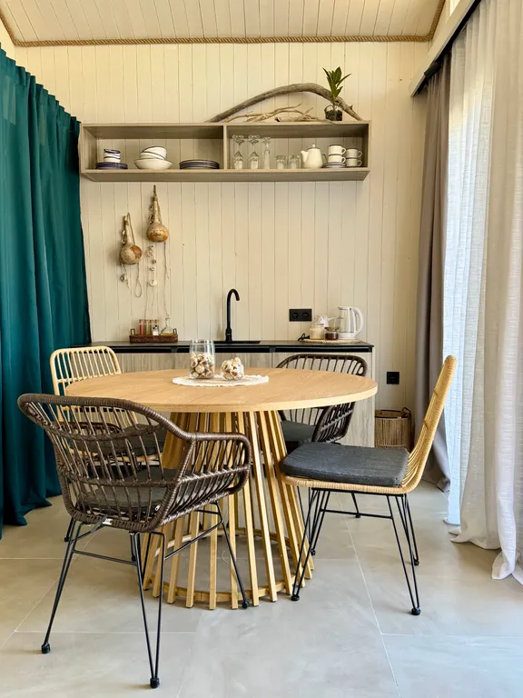 Дом в Абхазии у Черного моря (Му с цветами)