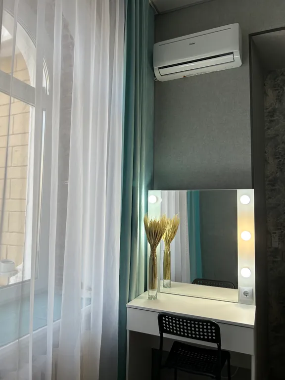 Уютный лофт с историческим балконом на главной улице