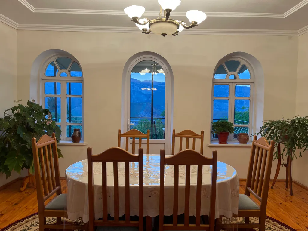 Гостевой домик Ругуджа с террасой и видом на горы и лес