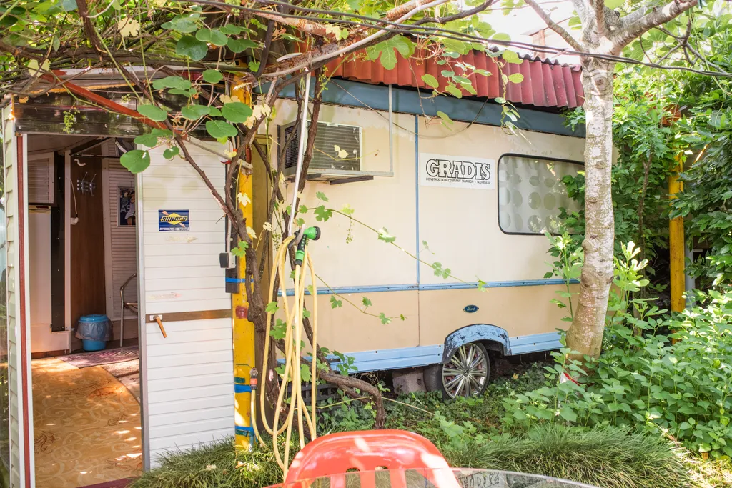 Уютный домик-трейлер в красивом саду