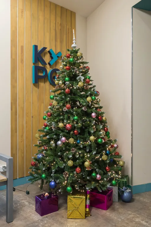 Современная трешка с видом на озеро и каминным залом