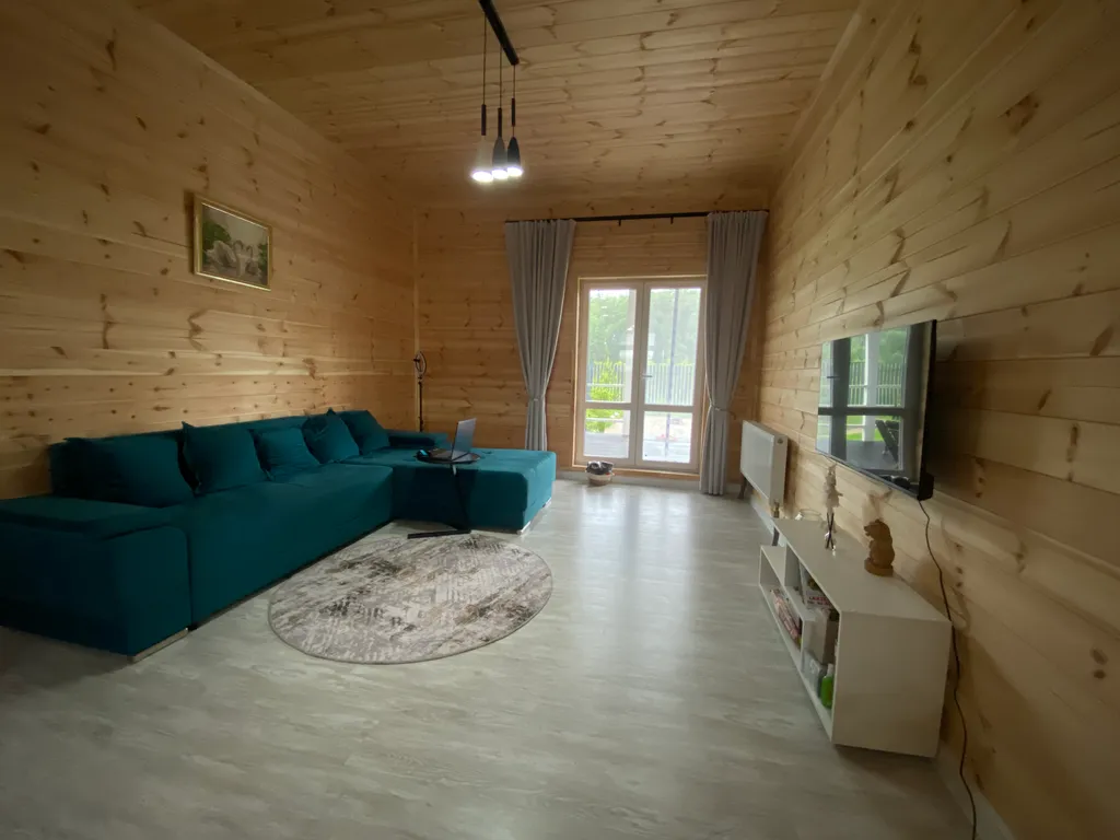 Домик у воды в окружении леса