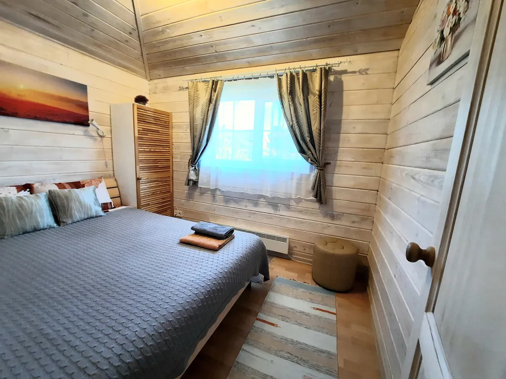 Уютный дом с дровяной баней и камином у Петергофа.