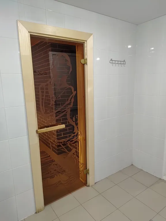 Дом с баней и пирсом на берегу пруда