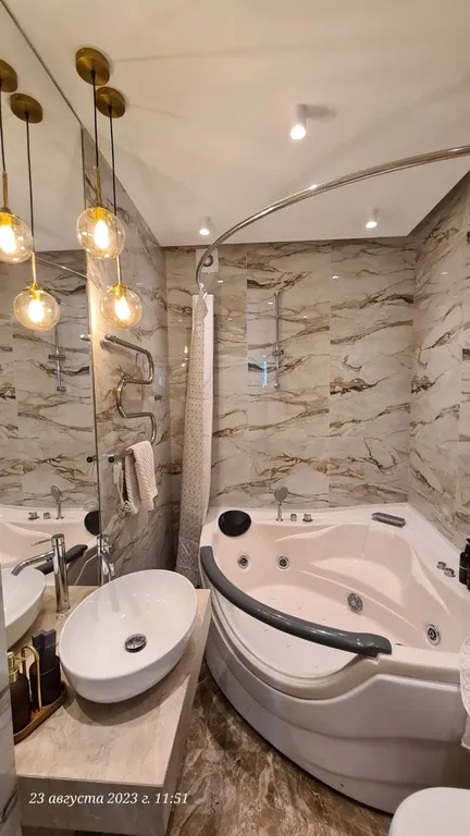 Студия с панорамным видом и джакузи в стиле неоклассика