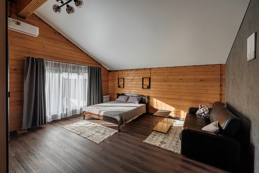 Большой дом в вековом лесу