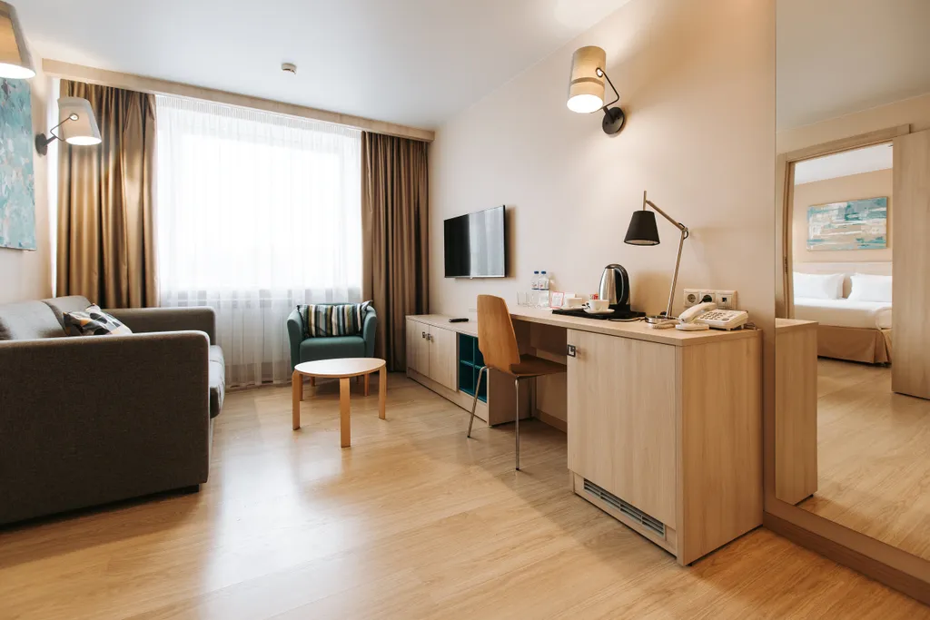 Номер Бизнес с двуспальной кроватью и диваном