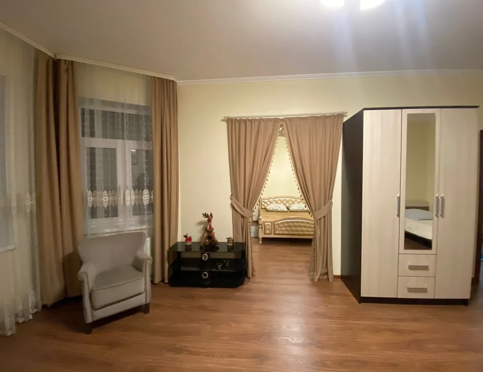 Трёхэтажный дом на берегу Волги