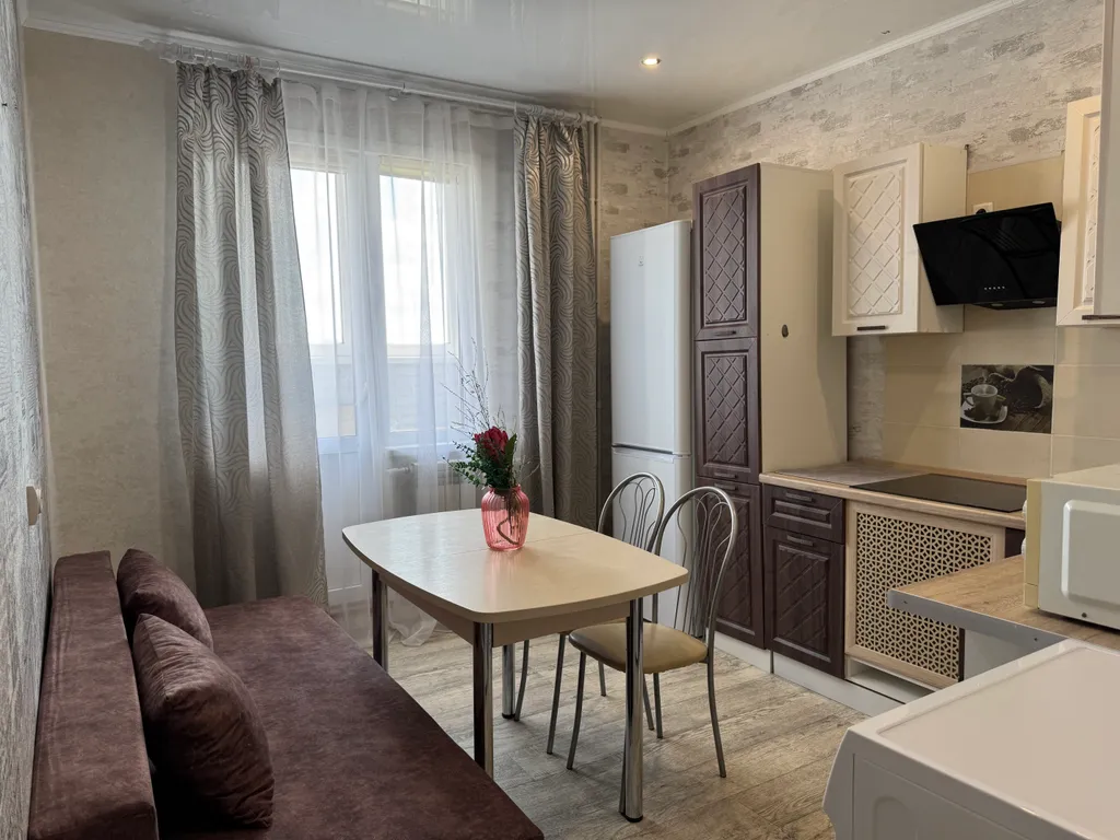 Квартира с уютным балконом и большой кроватью