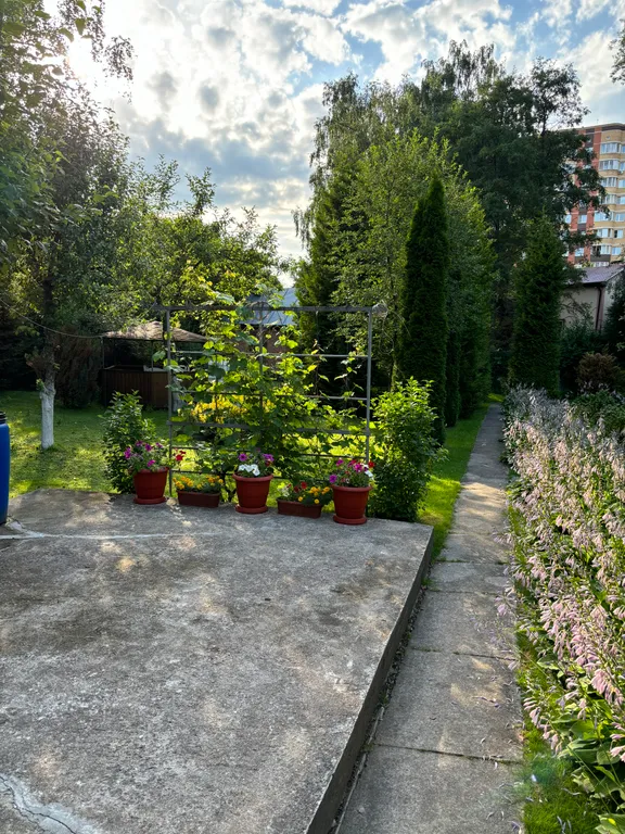 Уютный дом с садом