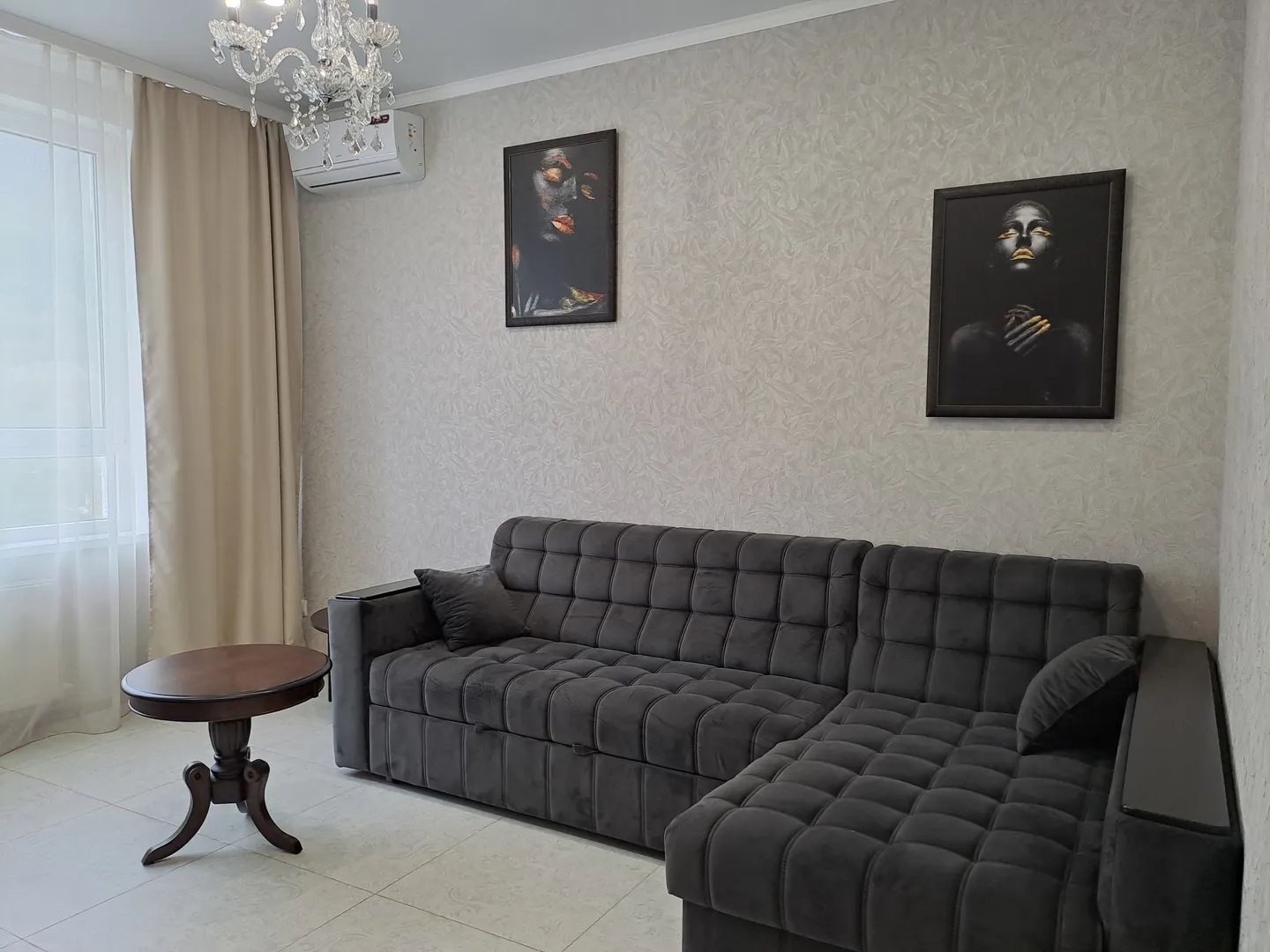 Шикарный диван в гостиной. Спальное место 230×150. Подходит для высоких. Шикарный диван в гостиной. Спальное место 230×150. Подходит для высоких.