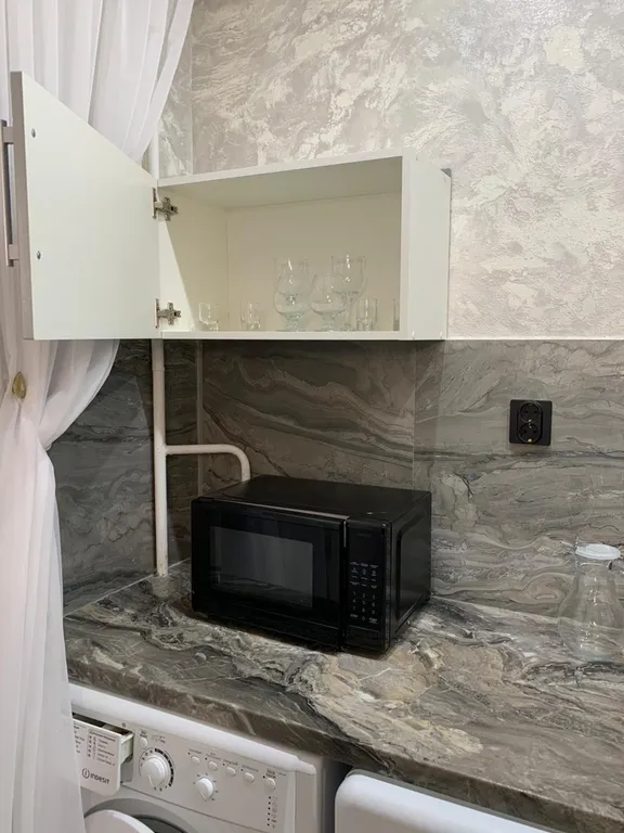 Романтическое свидание в уютной квартире возле набережной