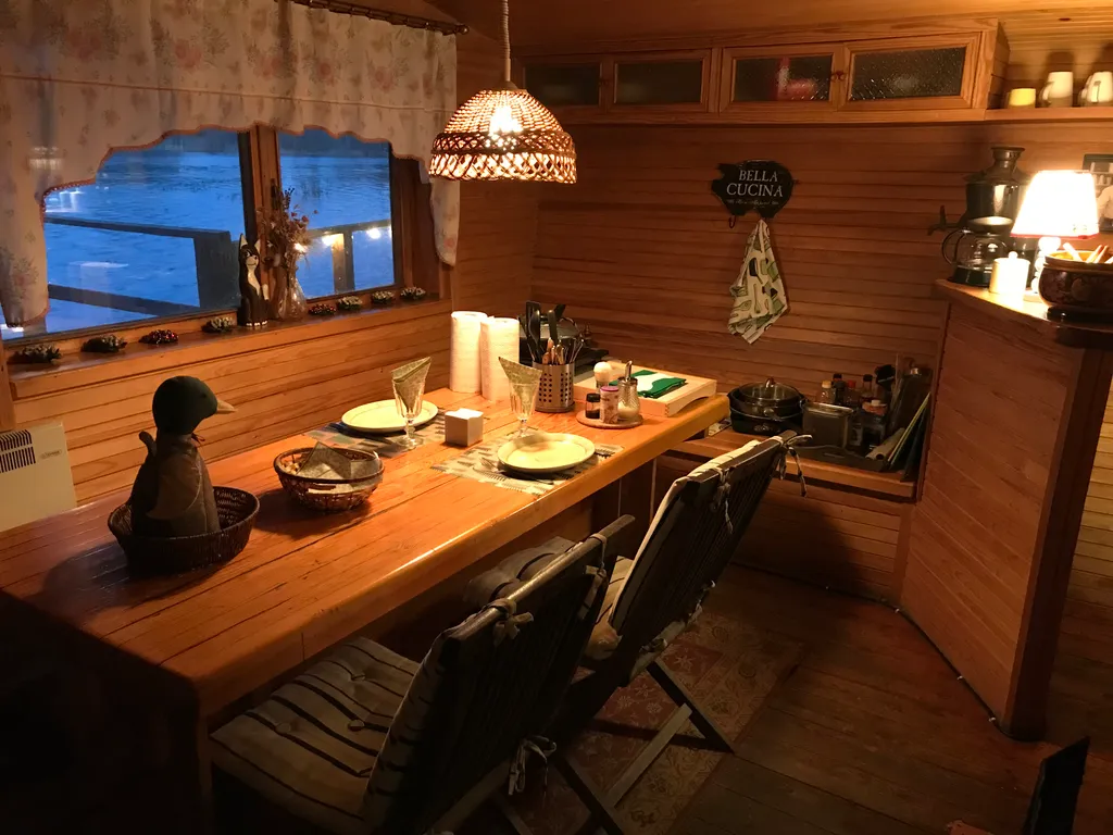 Чудесное место у озера с камином и русской баней