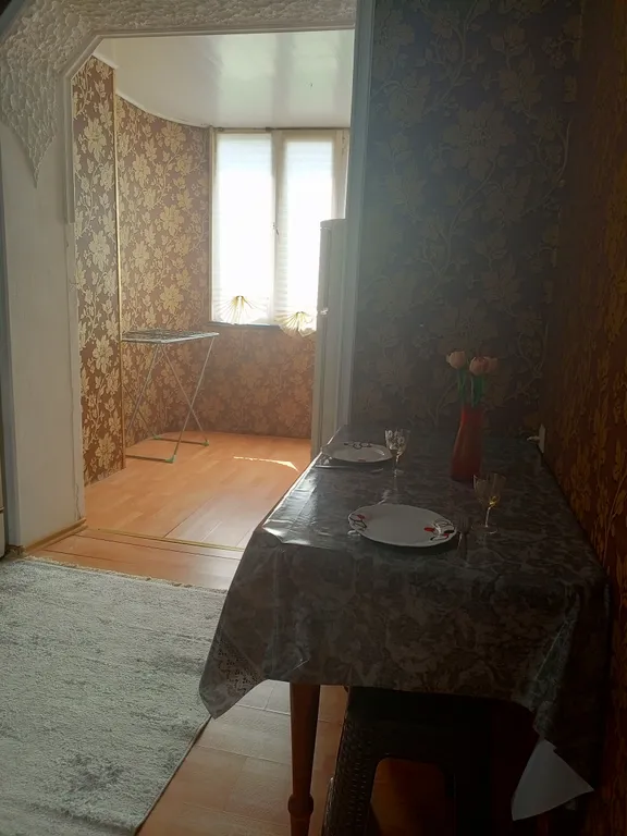 Рядом бассейн, парк