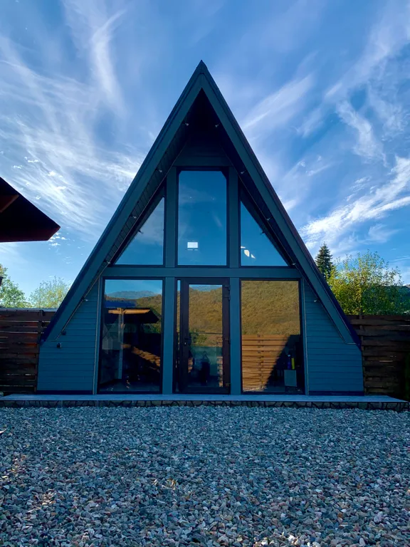 Отдельный домик а-фрейм с бассейном и видом на горы