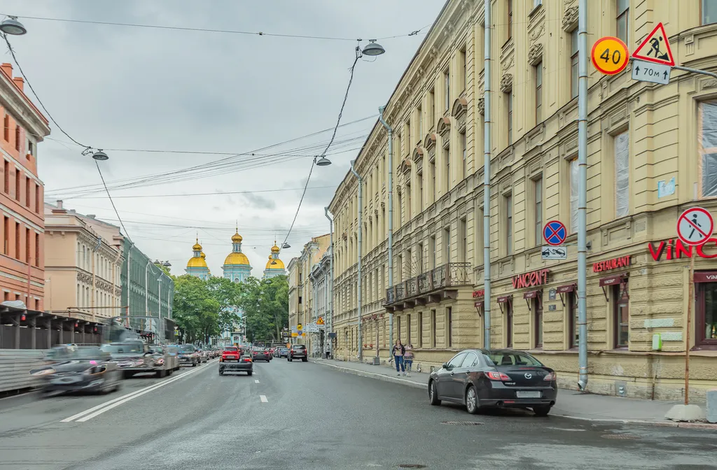 Никольский собор в ста метрах