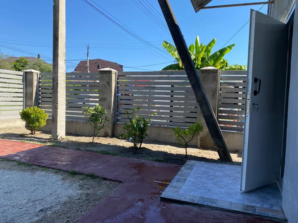 Коттедж Дом с двориком у моря — Гагра