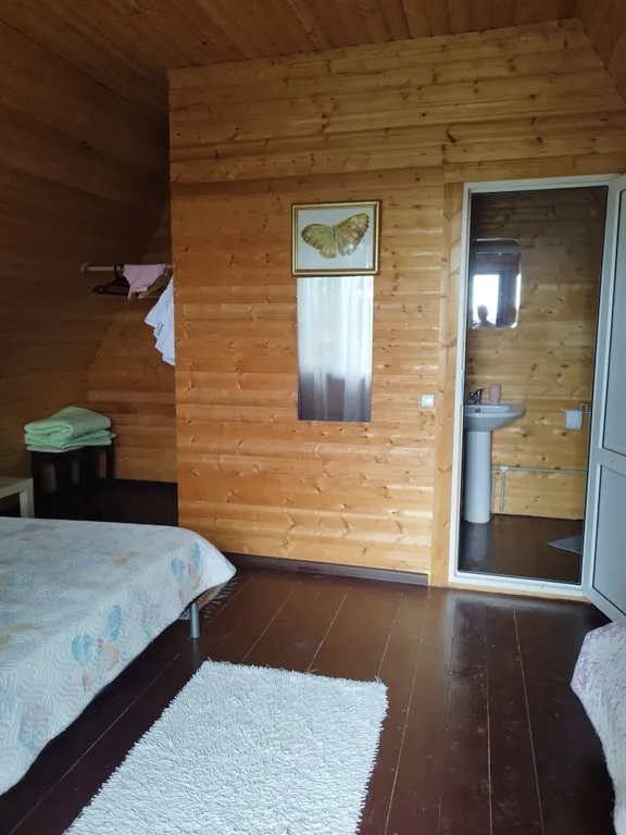 Деревянное шале с видом на море