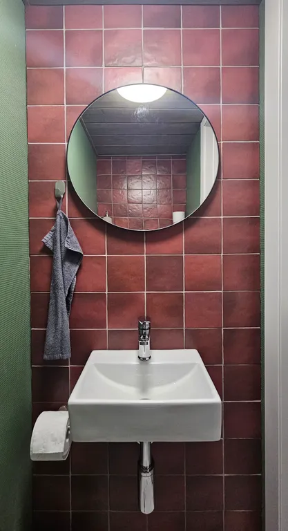 Дом на скале в окружении леса