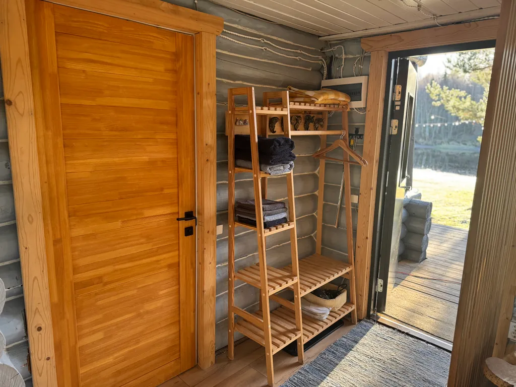 Дом на берегу реки в тихой деревне