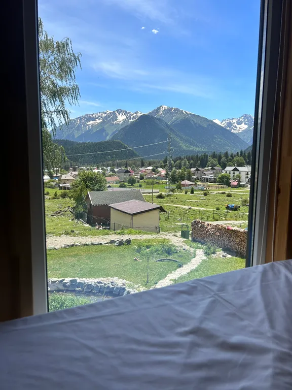 Коттедж с панорамными окнами и видом на горы