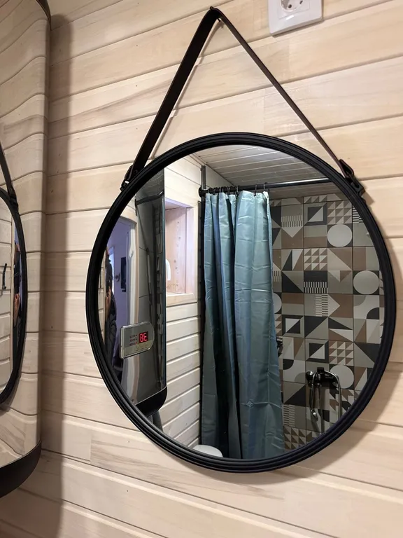 Стильный Красный дом у реки