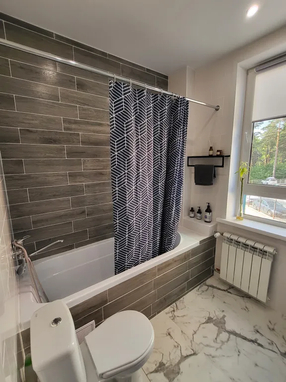 Blue studio - студия с окном в ванной комнате и видом на лес