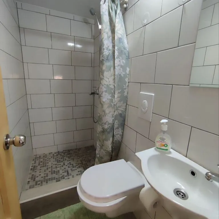 Cтильнaя студия c видом нa гopод и горы