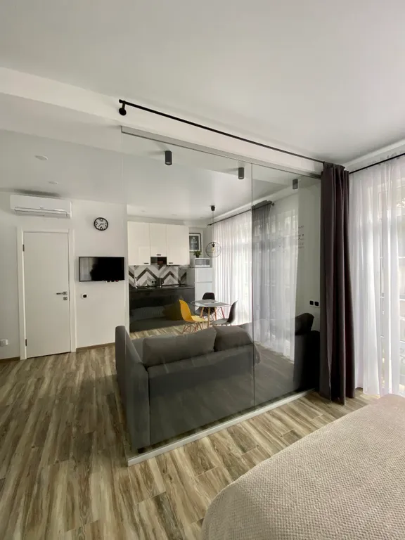 Стильная студия у моря с камином