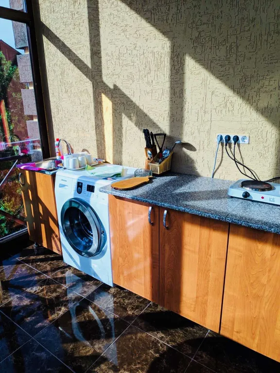 Четырёхместный номер  люкс с балконом с видом на город и горы