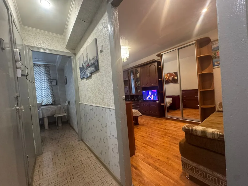 Не дорогая, без изысков, в центре