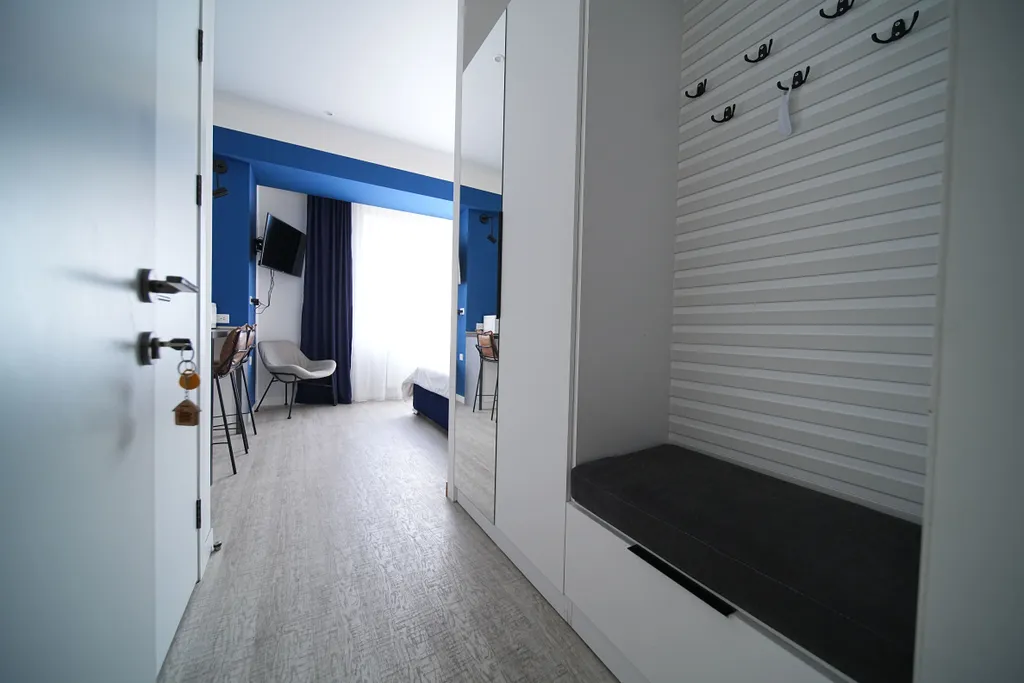 Студия с одной большой кроватью и видом на город