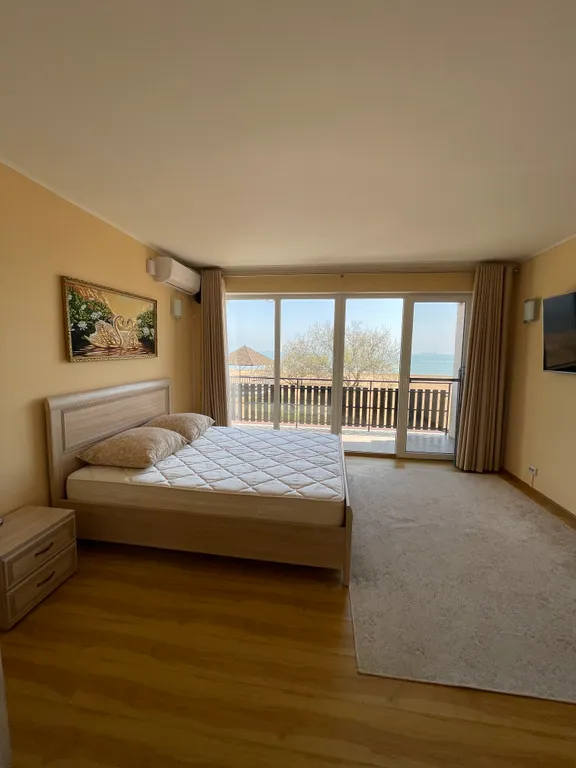 Двухэтажный дом на берегу моря