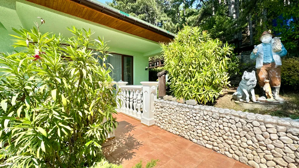 Дом с бассейном в Аутке