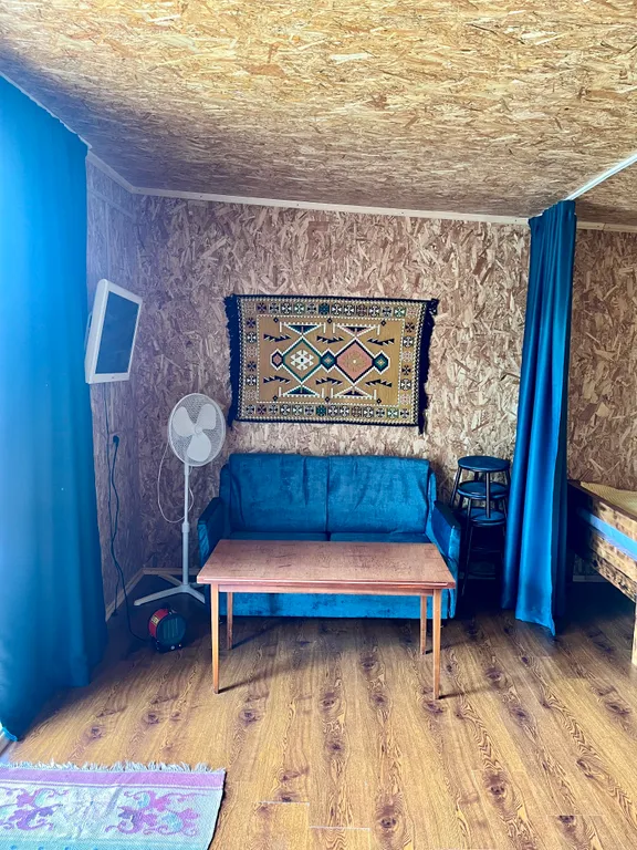 Домик с видом на горы у края каньона