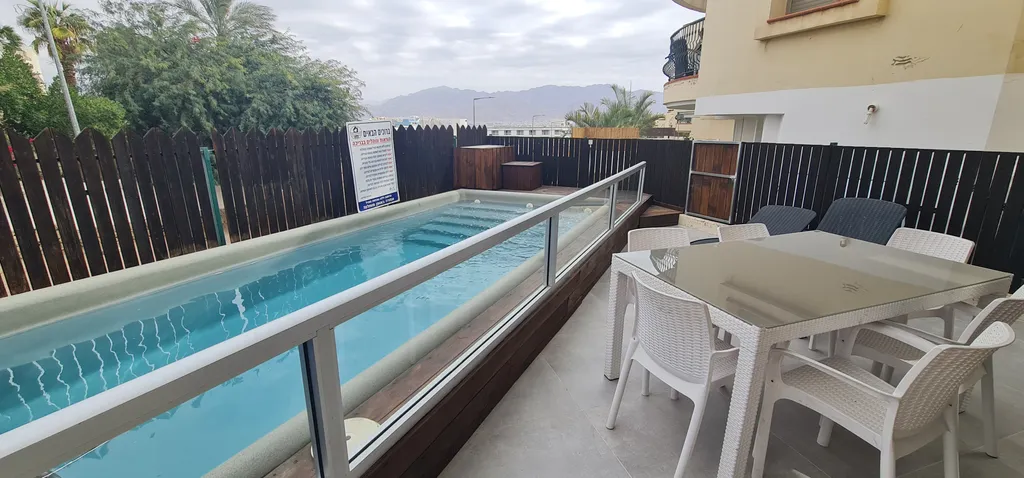 Квартира с частном бассейном