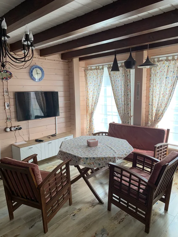 Уютный дом на пруду в черте города