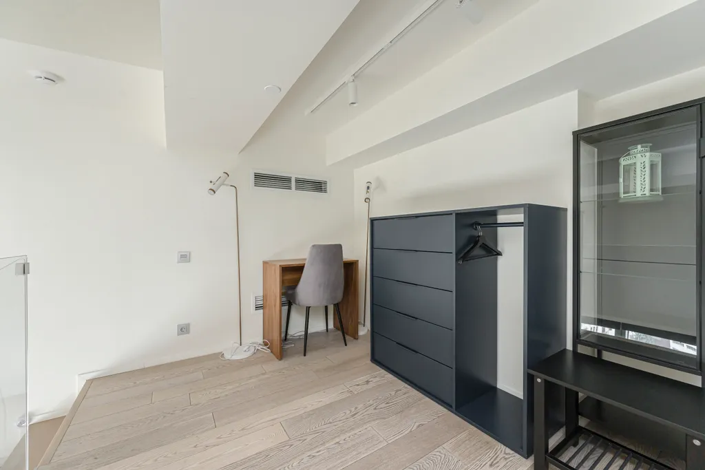 Двухуровневый апартамент на последнем этаже с видом на город и реку