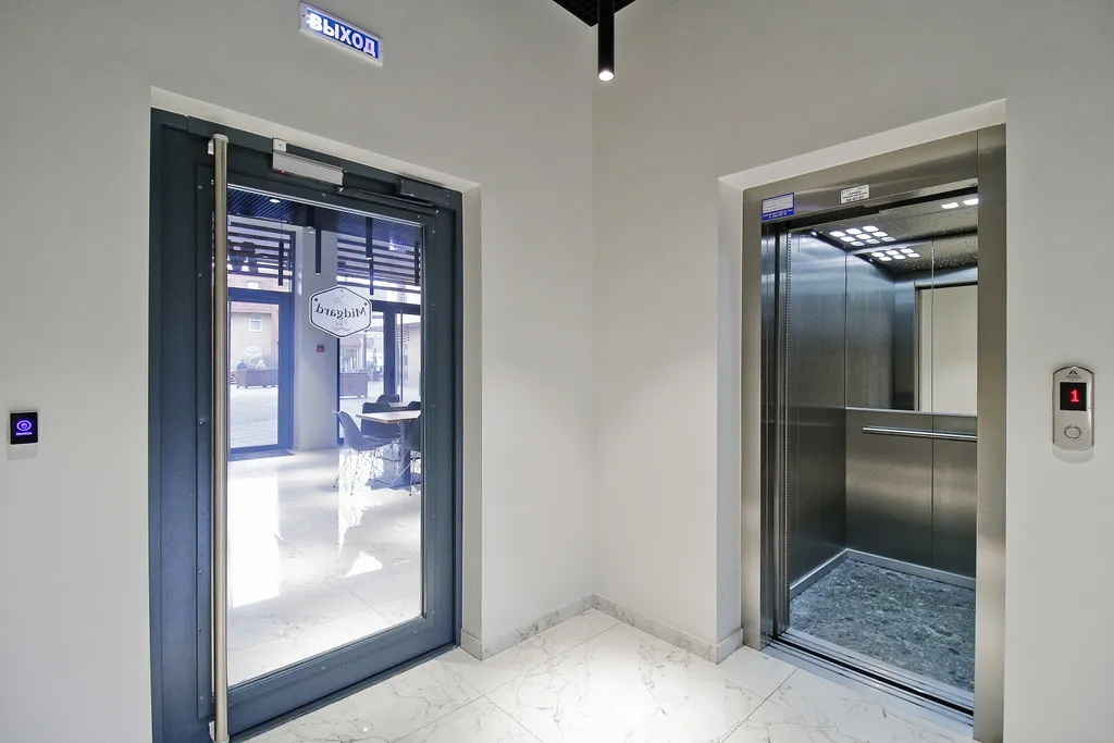 Апартамент с видом на колесо обозрения и море