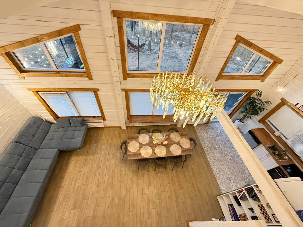 Белый дом и сосны