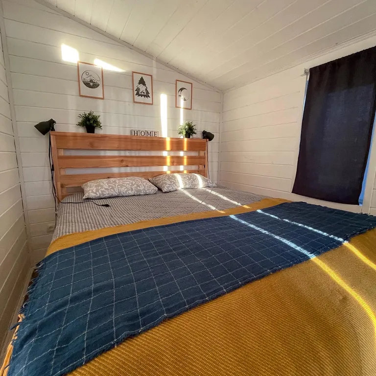 Уютный домик с панорамным остеклением недалеко от Пушкинских гор