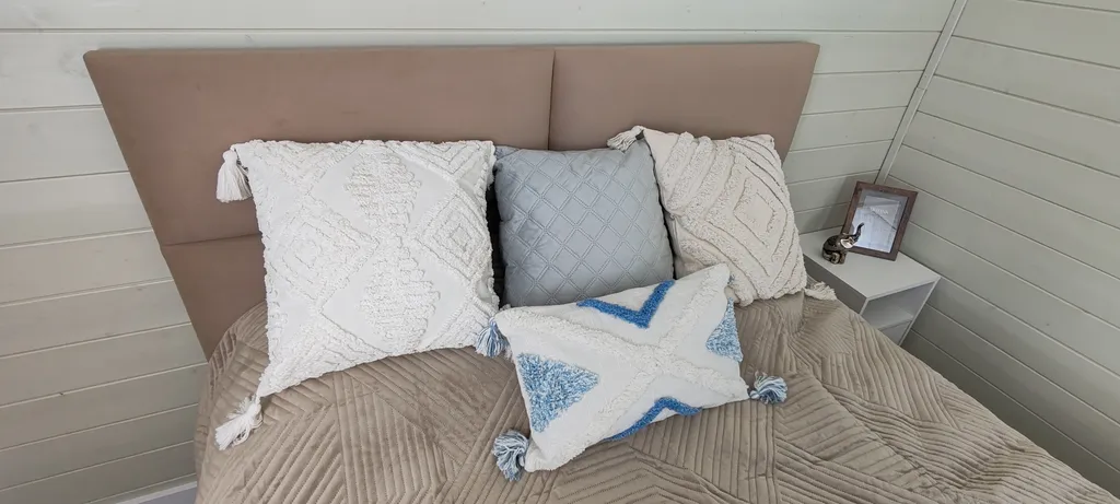 Дом рядом с озером