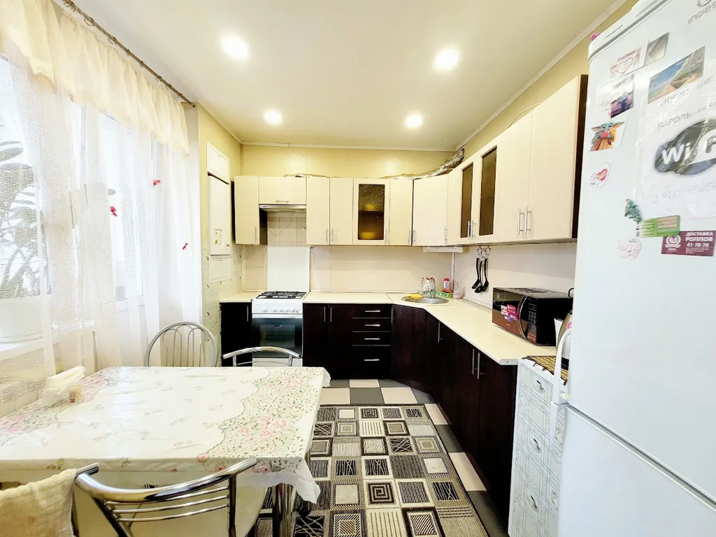 Двушечка возле Леруа