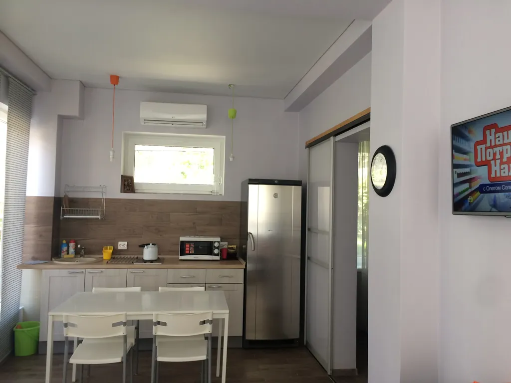 Двухкомнатные апартаменты на первом этаже в частном доме