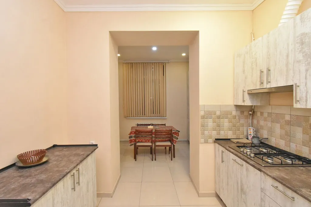 Двухкомнатная светлая квартира с высокими потолками в центре города