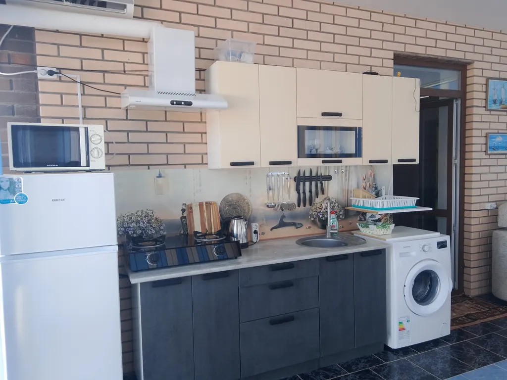 Второй этаж полностью с отдельным входом и крытой парковкой