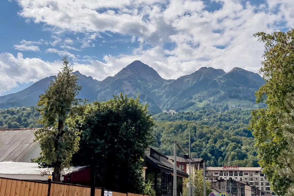 Двухместный номер с видом на горы, доступен бассейн