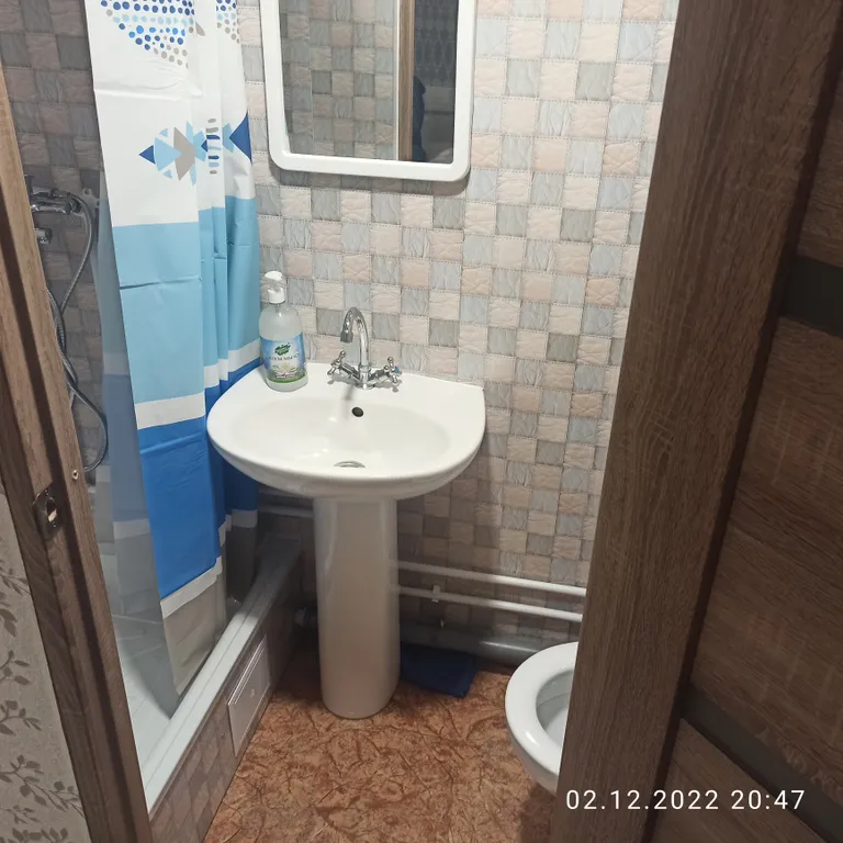 Семейный номер с санузлом (1 двуспальная  и 3 односпальные  кровати)